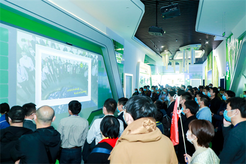 参观绿动力合影.jpg 参观绿动力合影.jpg